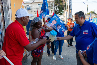 Galo Cabanilla (d), candidato a la Asamblea, registra más de cuatro procesos judiciales.