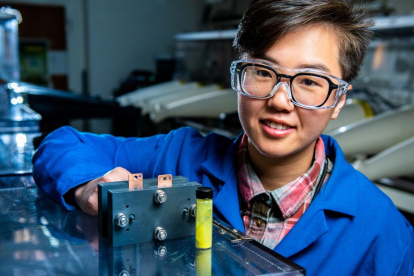 El investigador Ruozhu Feng trabaja en la preparación del nuevo electrolito para batería de flujo.