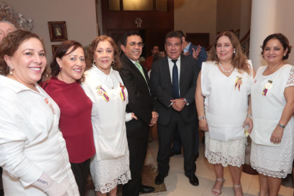 Cecilia de Berrú, Lolita Zambrano, Matilde de Icaza, Stenio Cevallos, Eduardo Izaguirre, Jazmín Adum e Isabel de Cevallos.