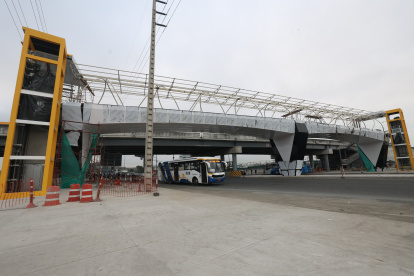 Inconcluso. Todavía falta llevar a cabo varios trabajos en la obra, pese a que la constructora ya ha erigido las torres y hecho la conexión del paso peatonal.