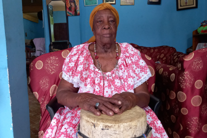 Presencia. Crisanta Quintero arroyo, aparece vestida con uno de sus trajes tradicionales, durante de una de sus presentaciones públicas.