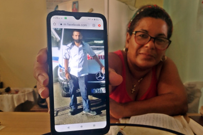 Hecho. La cubana Anay Hernández muestra una foto de su hijo Adel de la Torre, condenado a 7 años de prisión.