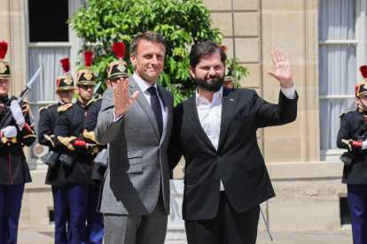 El presidente de Francia, Emmanuel Macron (L), y el presidente de Chile, Gabriel Boric (D), se saludan antes de un almuerzo de trabajo en el Palacio del Elíseo de París, Francia, el 21 de julio de 2023.