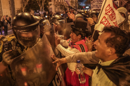 Personas se enfrentan a la policía hoy, durante una manifestación, en la Plaza San Martín, en Lima (Perú). El segundo día de la jornada de protestas antigubernamentales en Perú se desarrolló este jueves con movilizaciones y bloqueos en nueve provincias del país, y una vigilia de manifestantes en la sede del Jurado Nacional de Elecciones (JNE) en Lima, en apoyo a su titular que ha recibido amenazas de muerte y en defensa de la democracia. EFE/ Aldair Mejia