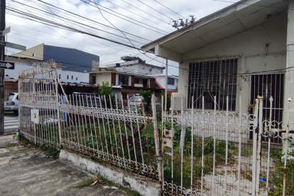 Urdesa. El aspecto de la  vivienda luce desmejorado y con monte.