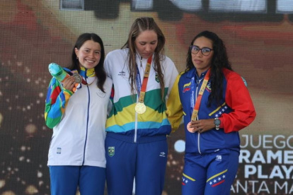 Victoria Abad (i) se colgó la plata en la prueba de los 5 km.