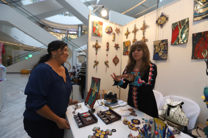 Oferta. Productos como joyas y artículos de hogar se ofertan en el lugar.