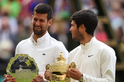Alcaraz (i) como campeón y Djokovic su escolta en Wimbledon.