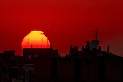 El pasado mes fue el junio más cálido del que haya registros y autoridades de la NASA anticipan que este mes será probablemente el julio más caluroso hasta el momento. En la imagen un registro de la puesta de sol vista este miércoles, 19 de julio, en Zaragoza (España). EFE/Javier Belver
