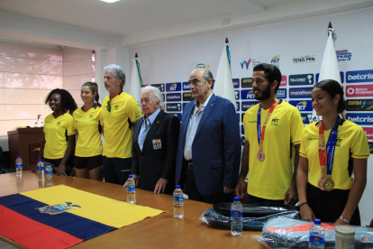 La Federación Ecuatoriana de Tenis durante el homenaje a los tricolores.