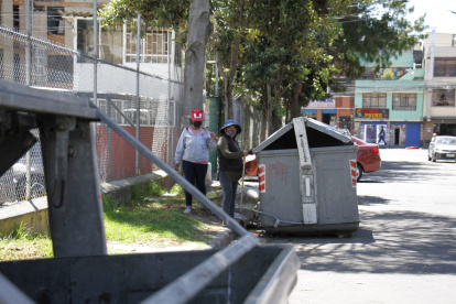 Recolección. Ciudadanos se organizan para recoger las basuras de los alrededores de los contenedores y mejorar el aspecto.