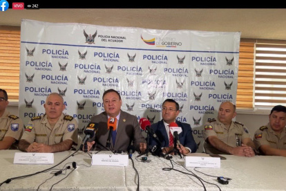 El comandante Salinas, el ministro Zapata y el presidente Saquicela coordinan acciones.