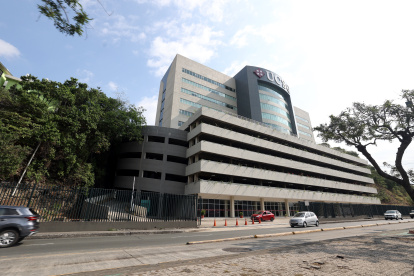 Un total de 586 uniformados han llegado a la zona 8 ultimamente, la mayoría de estos viven en un área destinada en la Universidad Católica de Guayaquil por coordinación con el Ministerio del Interior. 2. Edificación. Las 164 UPC esperan las adecuaciones prometidas en diciembre de 2022, se espera que en la siguiente semana se adjudiquen los recursos.