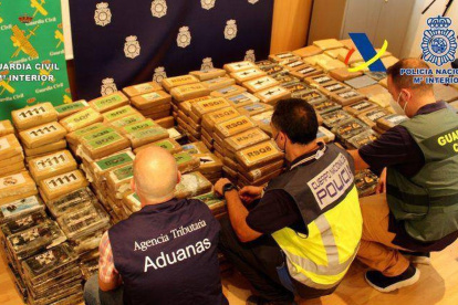 Evidencia. La droga estaba oculta en al menos 400 paquetes entre un cargamento de banano.