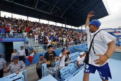 Una gorra y un silbato son suficientes para que Yobanis Hidalgo levante a todo un estadio Latinoamericano de La Habana.