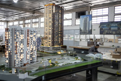 AME4868. SAO PAULO (BRASIL), 22/07/2023.- Trabajadores laboran en los detalles de la maqueta de un edificio en la fábrica Adhemir Fogassa, el 20 de julio de 2023, en Sao Paulo (Brasil). Hay edificios en miniatura más caros que muchas casas en tamaño real. Una constructora de lujo de Sao Paulo desveló recientemente una maqueta valorada en casi un millón de dólares, con una superficie de 170 metros cuadrados, para promocionar un complejo multimillonario. EFE/ Isaac Fontana