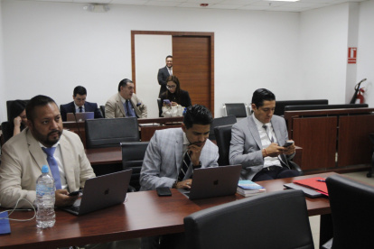 Diligencia. En el Complejo Judicial Norte, abogados de los procesados, durante la audiencia preparatoria.