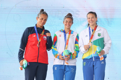 Maria Emilia Quintana (centro) recibió el Oro en tenis playa.