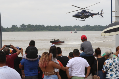 Uno de los actos más llamativos fue la simulación de interceptación a una lancha con cinco sospechosos y sustancias sujetas a fiscalización.