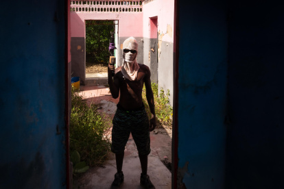 AME3683. PUERTO PRÍNCIPE (HAITÍ), 17/07/2023.- Un hombre que pertenece a una pandilla del Grupo Belair sostiene un arma, el 8 de julio 2023, en Puerto Príncipe (Haití). Cientos de barrios de Puerto Príncipe y de otras ciudades de Haití viven desde hace cinco años bajo el dominio de las todopoderosas bandas armadas, donde los vecinos resisten sin servicios básicos y con mucho miedo ante la delgada línea que allí separa la vida de la muerte. En Bel-Air, un barrio en pleno centro de Puerto Príncipe, la vida no es la misma desde hace años. La zona se encuentra en el corazón de un conflicto que ha vivido episodios sangrientos, con cientos de muertos, personas quemadas vivas, casas destruidas y miles de desplazados. EFE/ Johnson Sabin