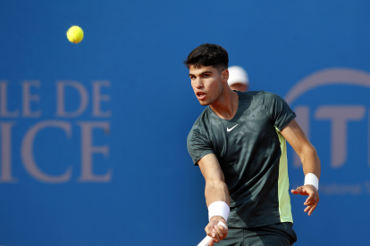Nice (France), 22/07/2023.- Carlos Alcaraz of Spain in action against Borna Coric of Croatia during their match at the Hopman Cup tournament in Nice, France, 22 July 2023. (Tenis, Croacia, Francia, España, Niza) EFE/EPA/SEBASTIEN NOGIER