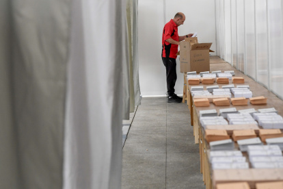 -FOTODELDIA- POLA DE SIERO (ASTURIAS), 22/07/2023.- Operarios acaban de colocar y organizar este sábado, el material para el funcionamiento del colegio electoral para las votaciones con motivo de las elecciones generales de mañana, en Pola de Siero (Asturias). EFE/ Eloy Alonso