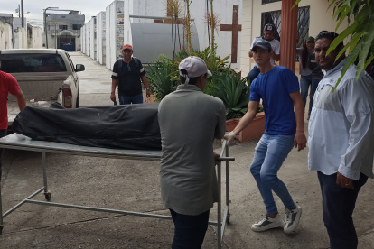 Análisis. El vehículo que apareció abandonado está registrado a nombre de una mujer. La Policía Judicial todavía realiza pericias.