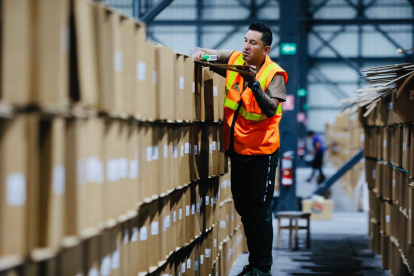 Control. Personal que labora en bodegas donde se arman kits electorales.