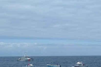 Imagen registrada por la Armada sobre el rescate de personas desaparecidas en alta mar.