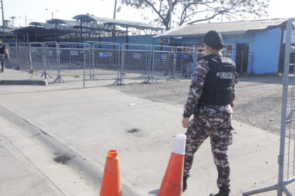 Seis motorizados policiales permanecen en el ingreso al centro carcelario.