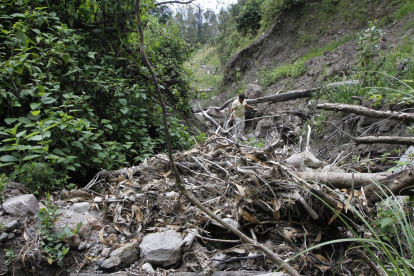 Atentos. Los vecinos de La Comuna vigilan que no hayan bloqueos de cualquier tipo de material en la quebrada.