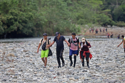Cargados. Los migrantes cruzan con garrafones de agua para hidratarse a lo largo de todo el recorrido.