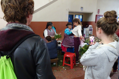 Cuenca. Un grupo de turistas experimenta con una sesión de cura en el tradicional mercado 10 de Agosto.