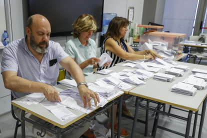 MADRID, 23/07/2023.- Integrantes de una mesa electoral del Instituto Ortega y Gasset, en Madrid, durante el recuento de votos tras el cierre de los colegios de la jornada de elecciones generales celebradas hoy domingo en España. EFE/J.P. Gandul