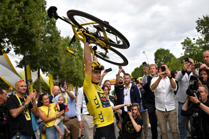 Vingegaard y su camiseta amarilla, triunfaron por todo lo alto de París.