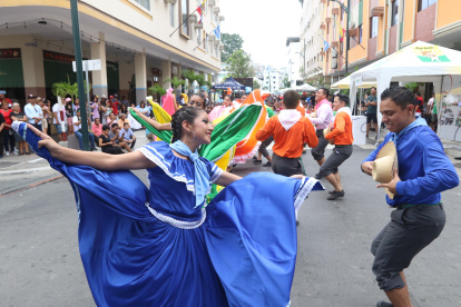 Folclor. Siete grupos folclóricos se presentaron en el Festival de la Calle Córdova.