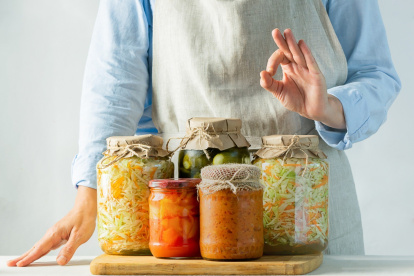 Alternativa. Vegetales conservados en frascos de vidrio, una excelente opción para enfrentar la escasez.