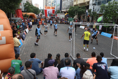Actividades. Partidos de fútbol, shows, venta de comida y de artículos se desarrollaron ayer desde la calle Boyacá hasta Malecón Simón Bolívar.