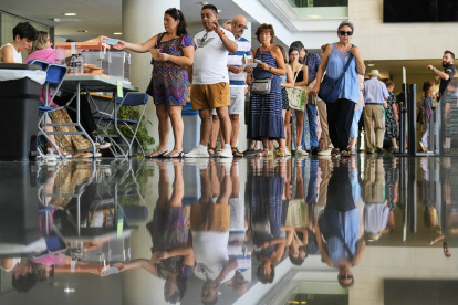 BARCELONA, 23/07/2023.- Colas para ejercer el voto en el Institut del Teatre este domingo que más de 5,7 millones de catalanes están convocados este domingo a las urnas para participar en las elecciones generales, en las que en Cataluña se dirimen un total de 48 de los 350 diputados del Congreso. Casi 37,5 millones de españoles están llamados a participar este domingo en las decimosextas elecciones a Cortes Generales mientras los partidos, en un escenario en el que no se prevén mayorías absolutas, hacen cuentas sobre los escaños necesarios para gobernar. EFE/Alejandro García