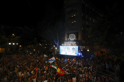 MADRID, 23/07/2023.- Integrantes del Partido Popular saludan a los simpatizantes en la sede de los populares en Madrid tras conocerse los resultados en las elecciones celebradas hoy domingo. EFE/Javier Lizón