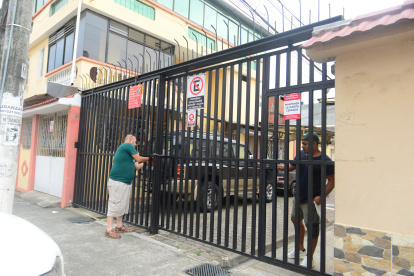 Medidas. Varias peatonales tiene rejas y los vecinos han colocado cámaras de videovigilancia para realizar los controles respectivos.