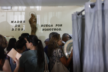 MADRID, 23/07/2023.- Ciudadanos acuden a ejercer su derecho al voto en el colegio Cristo Rey en Madrid, este domingo. Casi 37,5 millones de españoles están llamados a participar este domingo en las decimosextas elecciones a Cortes Generales mientras los partidos, en un escenario en el que no se prevén mayorías absolutas, hacen cuentas sobre los escaños necesarios para gobernar. Los 22.562 colegios electorales, dotados de ventiladores y botellas de agua, abrirán sus puertas a las 9:00 horas y cerrarán a las 20:00. EFE/ Rodrigo Jiménez