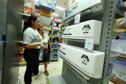 Compras. Los ciudadanos son más cautos a la hora de planificar y hacer sus compras.