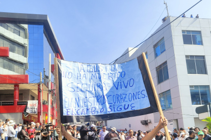 Apoyo. En Manta, ciudadanos exhibieron carteles de respaldo a la gestión del funcionario asesinado.