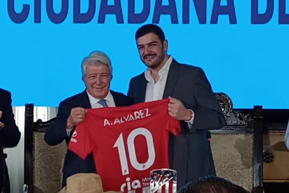 Enrique Cerezo le entregó una camiseta del "aleti" a Aquiles.