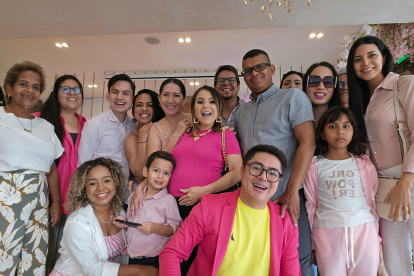 Silvana Torres con sus amigos y parientes.