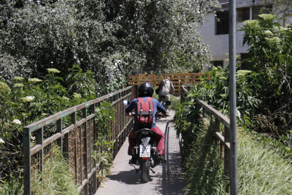 Lo ofrecido. Este es el paso peatonal que existe en este sitio y sobre el que esperan se haga cambios.