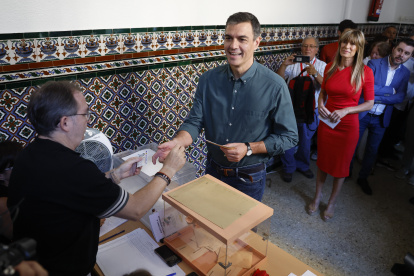 El presidente del Gobierno y candidato socialista a la reelección, Pedro Sánchez (c), ejerce su derecho al voto acompañado de su mujer Begoña Gómez (d) en un colegio electoral de Madrid, este domingo. Casi 37,5 millones de españoles están llamados a participar este domingo en las decimosextas elecciones a Cortes Generales mientras los partidos, en un escenario en el que no se prevén mayorías absolutas, hacen cuentas sobre los escaños necesarios para gobernar. EFE/Ballesteros