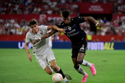 lndependiente del Valle visitó al Sevilla en el estadio Sánchez-Pizjuán, en el inédito choque entre los campeones de la Copa Sudamericana y la Europa League.