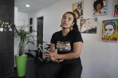 Alexa Rochi, exintegrante de la guerrilla de las FARC habla durante una entrevista con EFE en Bogotá (Colombia).  EFE/ Carlos Ortega